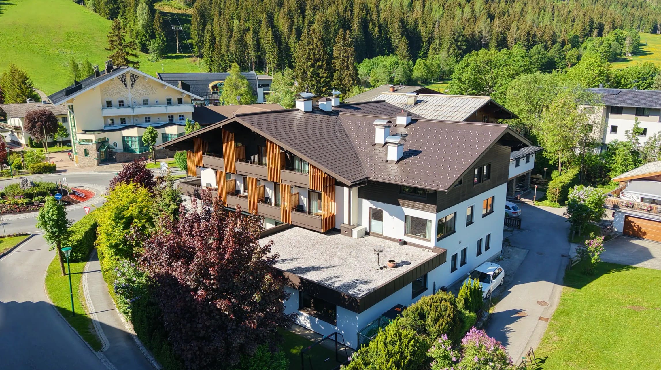 Hotel Alpen Villa Rieder in Filzmoos – Luftaufnahme des Hotels in den österreichischen Alpen
